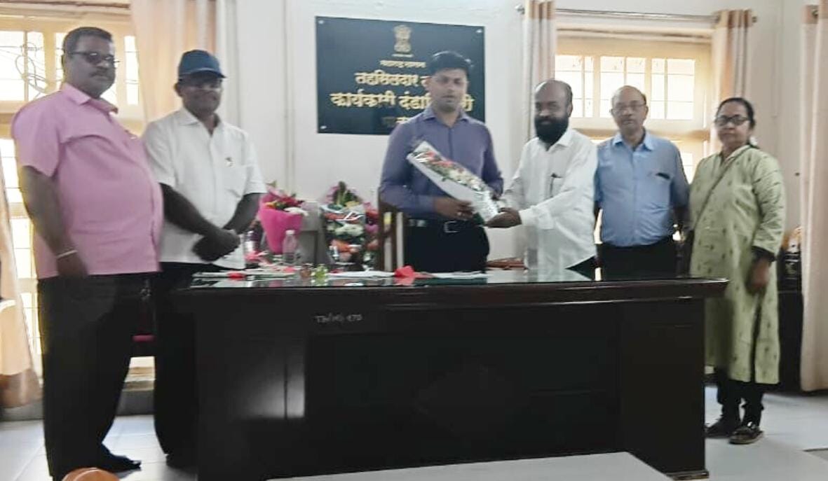 मालवणचे नूतन तहसीलदार गणेश लव्हे यांची माजी सभापती सुधीर साळसकर यांनी भेट देऊन शुभेच्छा दिल्या