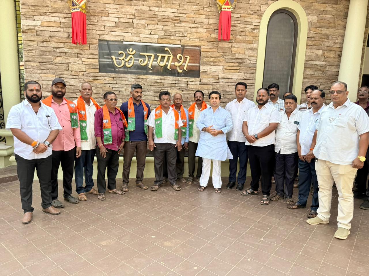 भाजपा प्रवेश | ठाकरे सेनेच्या वागदे ग्रामपंचायत सदस्यासह पदाधिकाऱ्यांचा भाजपात प्रवेश