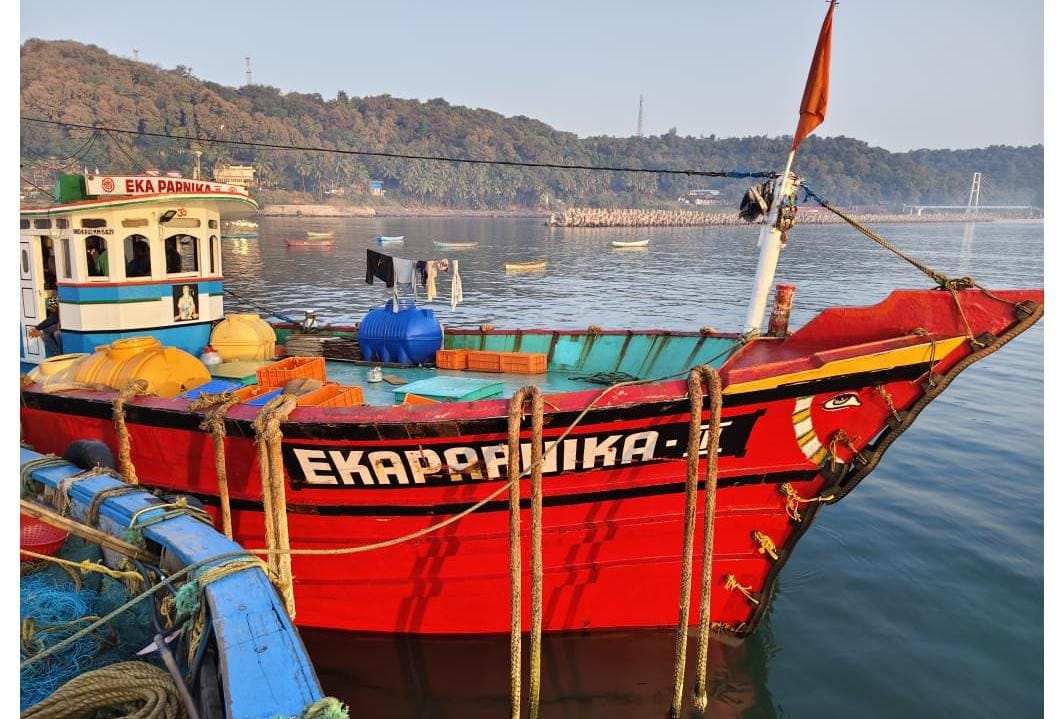 उडपी कर्नाटक येथील मासेमारी नौकेवर सिंधुदुर्ग मत्स्य विभागाची वेंगुर्ला समोरील समुद्रात कारवाई