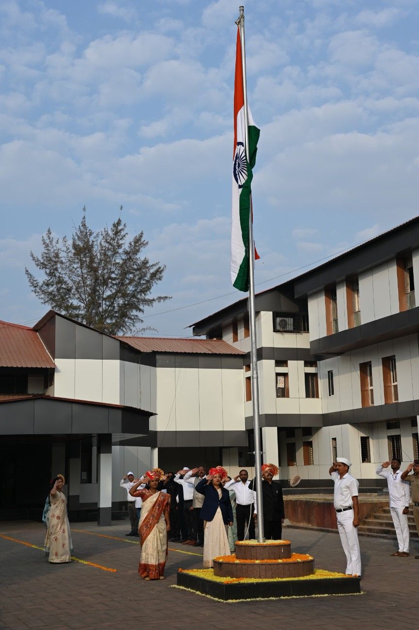 जिल्हाधिकारी तृप्ती धोडमिसे यांच्या हस्ते ध्वजवंदन
