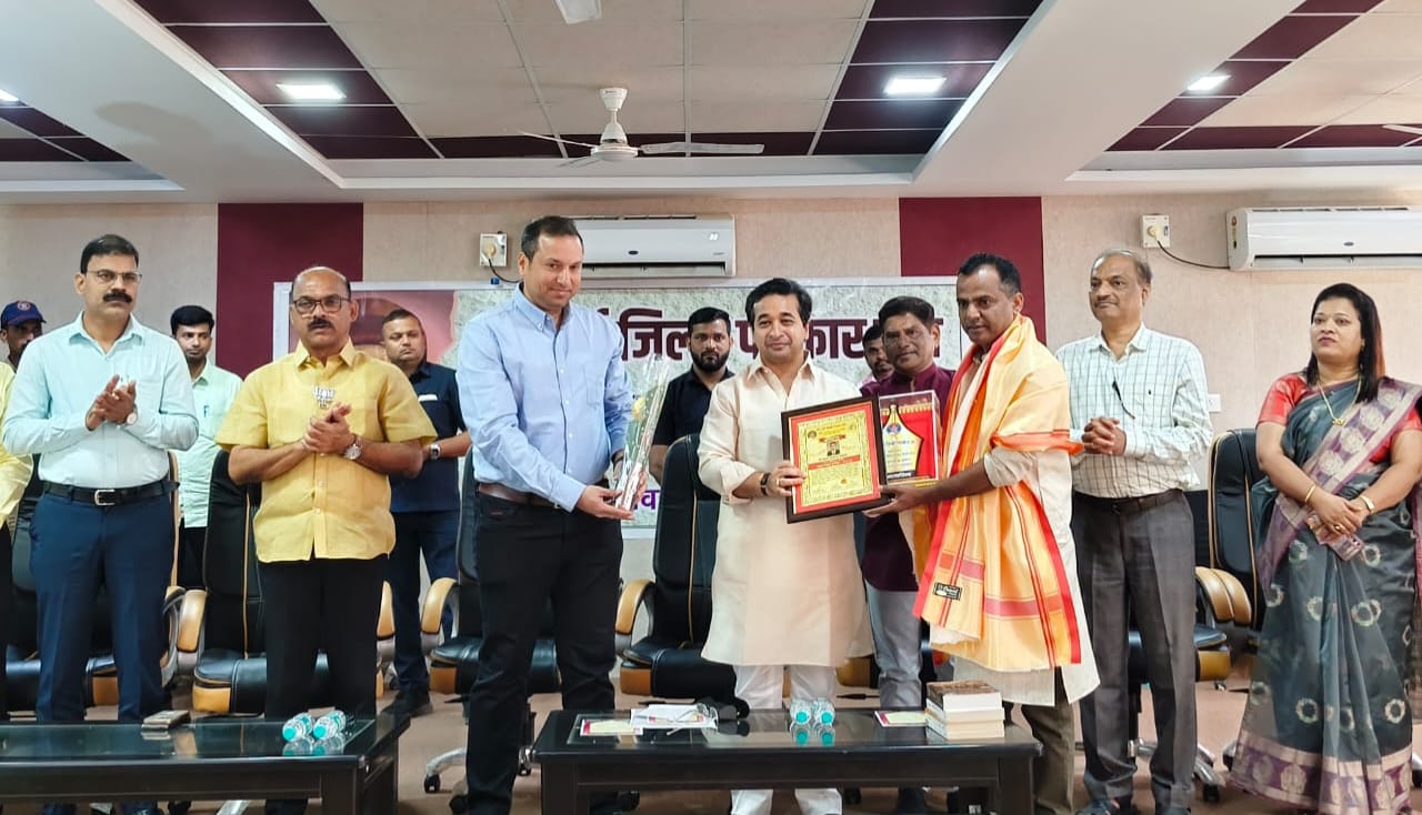 "HELLO सिंधुदुर्ग"चे संपादक सागर चव्हाण यांना जिल्हास्तरीय "उत्कृष्ट पत्रकार पुरस्कार" राज्याचे मत्स्य व बंदरे विकास मंत्री तथा पालकमंत्री नितेश राणे यांच्या हस्ते प्रदान