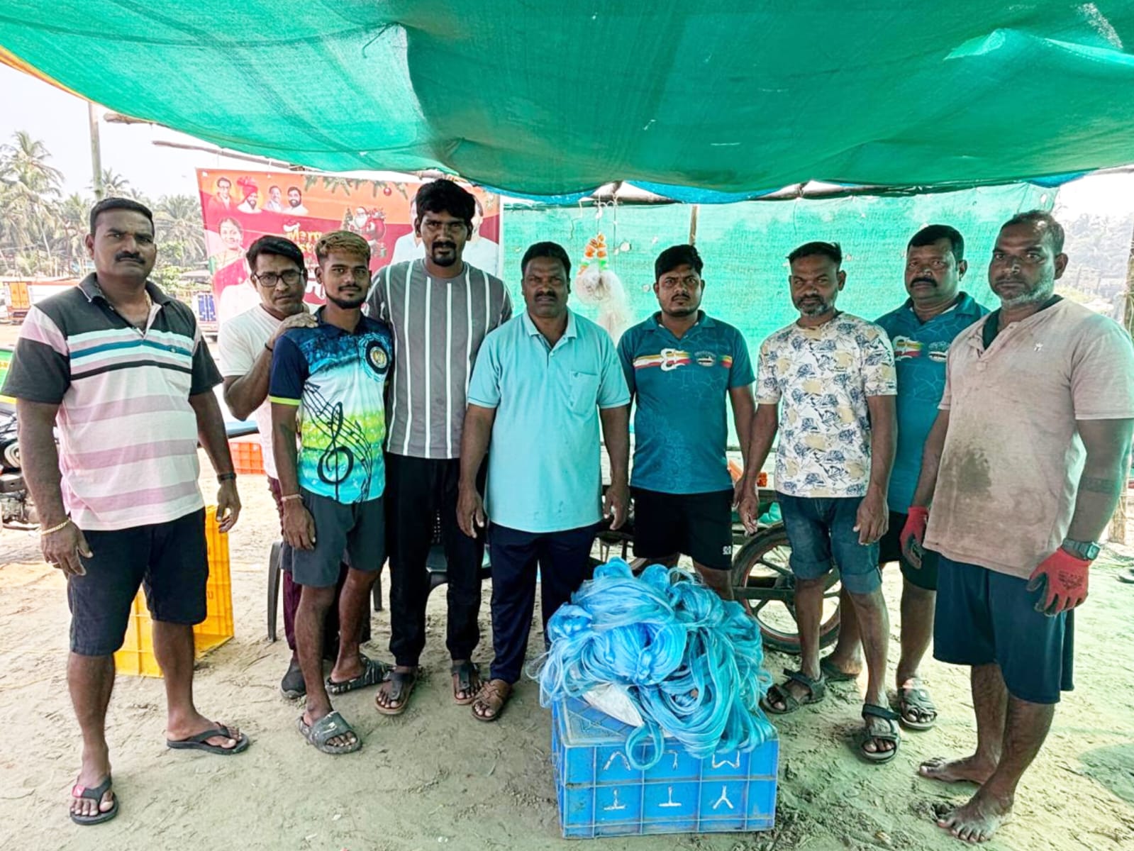 तारकर्ली येथे होडी जळून नुकसानी झालेल्या दाजी कुबल यांना आवारवाडी ग्रुप तर्फे जाळी मदत