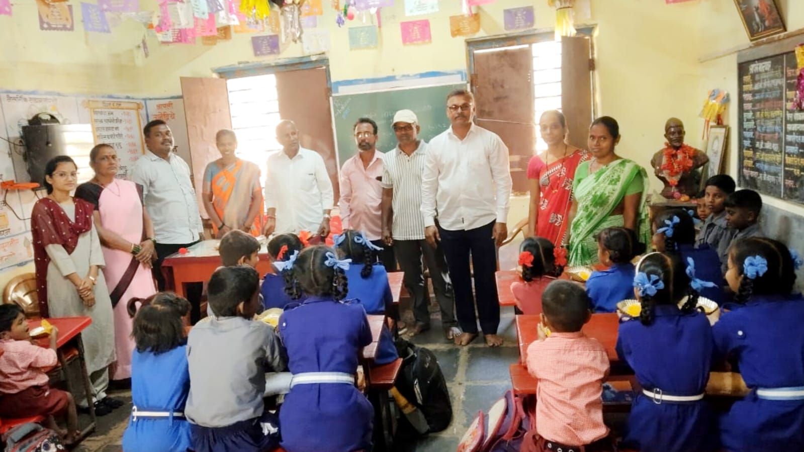 दत्ता सामंत यांच्या वाढदिवसाच्या निमित्त ओवळीये शिवसेना तर्फे शाळेतील मुलांना जिलेबी वितरण