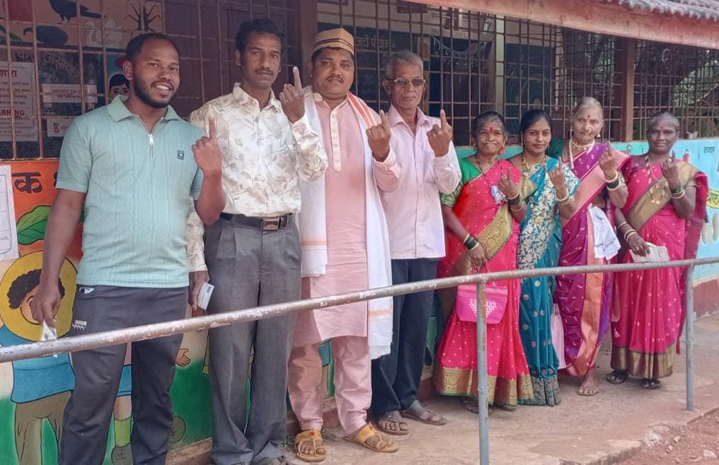लग्नाआधी नवरदेवाचे मतदान