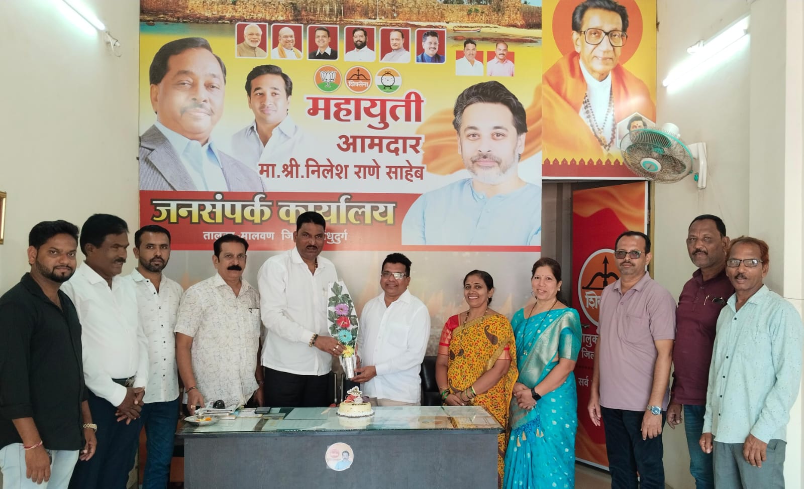 देवली गावचे सरपंच तथा शिवसेना सरपंच संघटना तालुकाप्रमुख शाम वाक्कर यांचा वाढदिवस आमदार निलेश राणे जनसंपर्क कार्यालय येथे साजरा