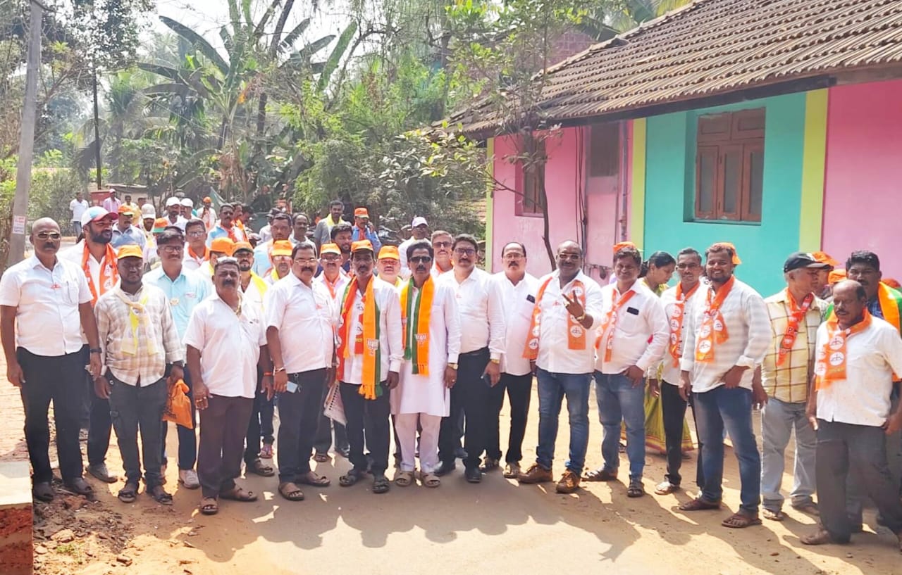 महायुतीचे उमेदवार घनश्याम झाड, अक्षता गावडे यांचा देवबाग गावात झंझावाती प्रचार