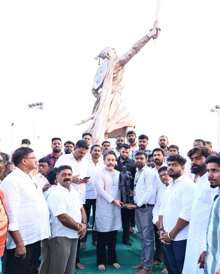 बार्टीमार्फत आमदार निलेश राणे यांना डॉ. बाबासाहेब आंबेडकर यांचा पूर्णाकृती पुतळा भेट
