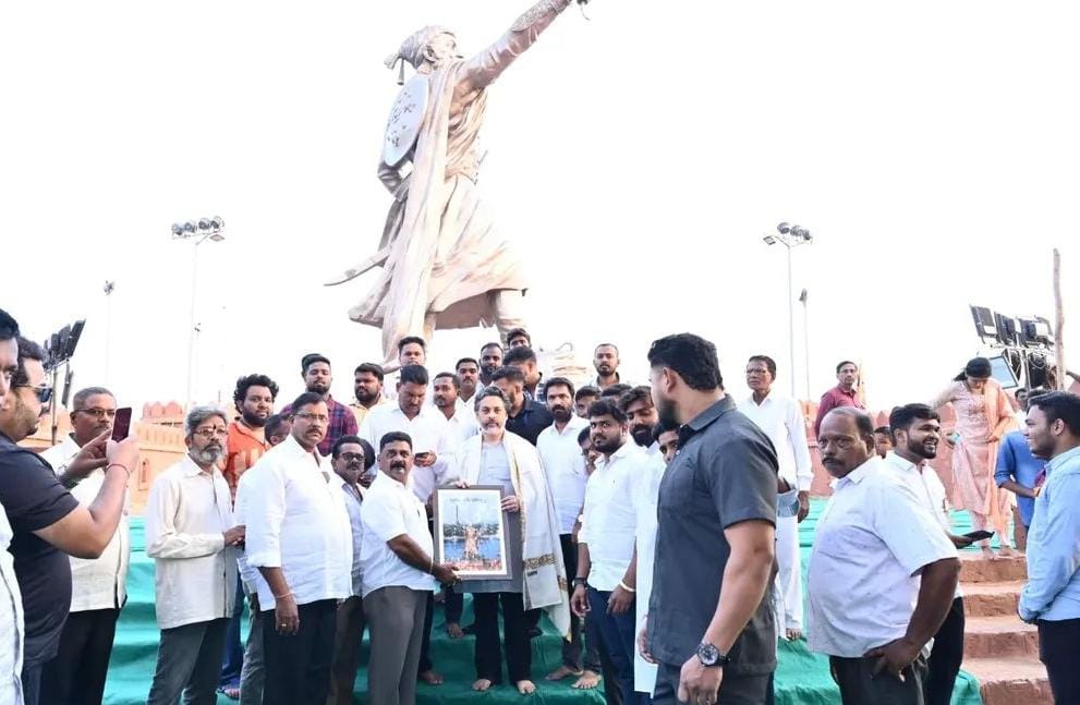 राजकोट | आमदार निलेश राणे यांना छत्रपती शिवाजी महाराज यांची प्रतिमा भेट देत विशेष सत्कार