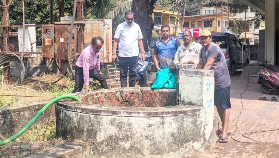 मामा वरेरकर नाट्यगृह येथील विहीर परिसरात स्वच्छता मोहीम