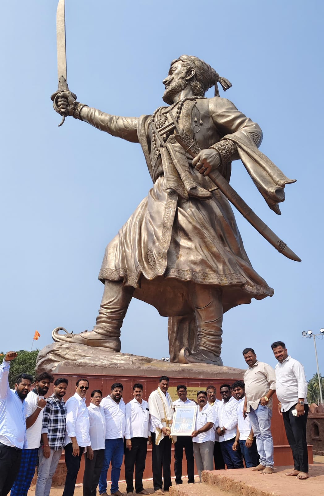 राजकोट मित्रमंडळ यांच्या वतीने शिवसेना जिल्हाप्रमुख दत्ता सामंत यांचा सत्कार