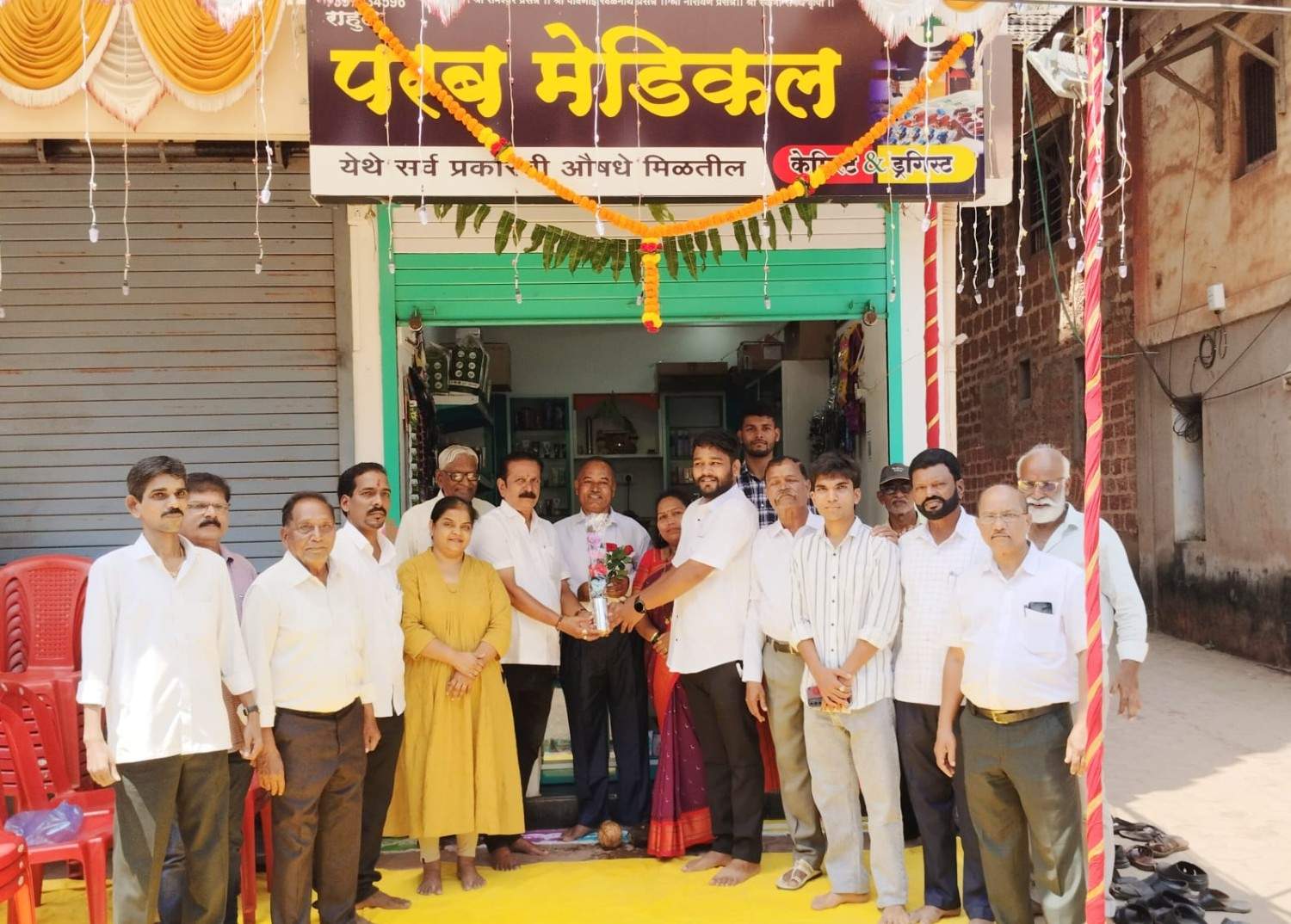 परब मेडिकलचे उपनगराध्यक्ष दिपक पाटकर यांच्या हस्ते उदघाटन