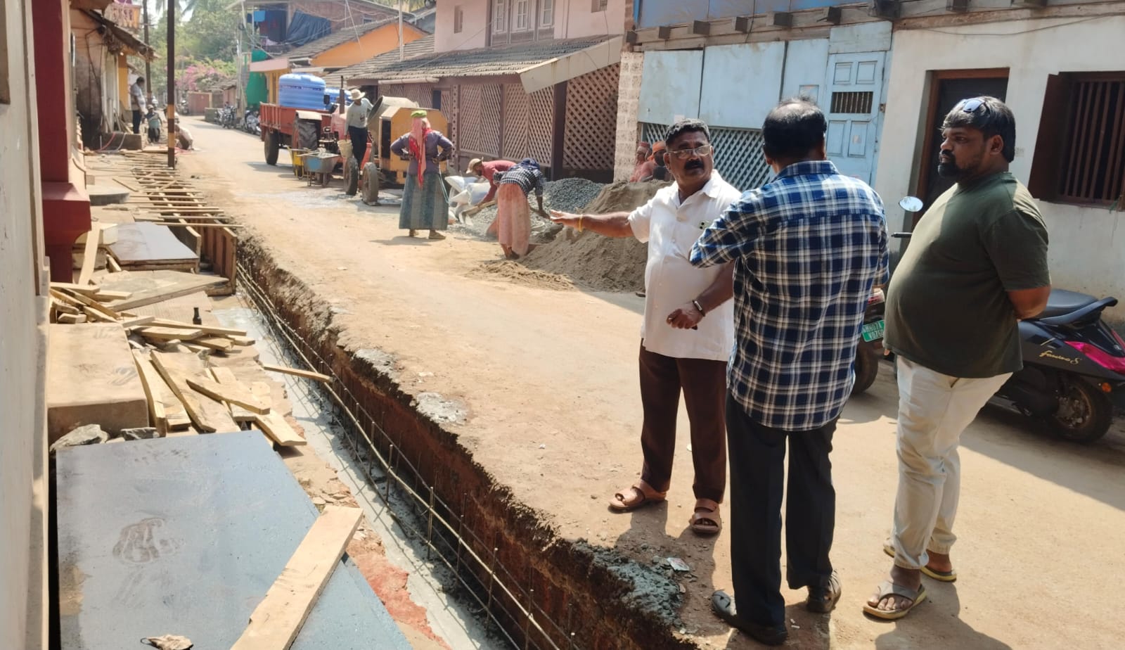 बांधकाम सभापती सहदेव बापार्डेकर यांच्याकडून विकास कामांची पाहणी