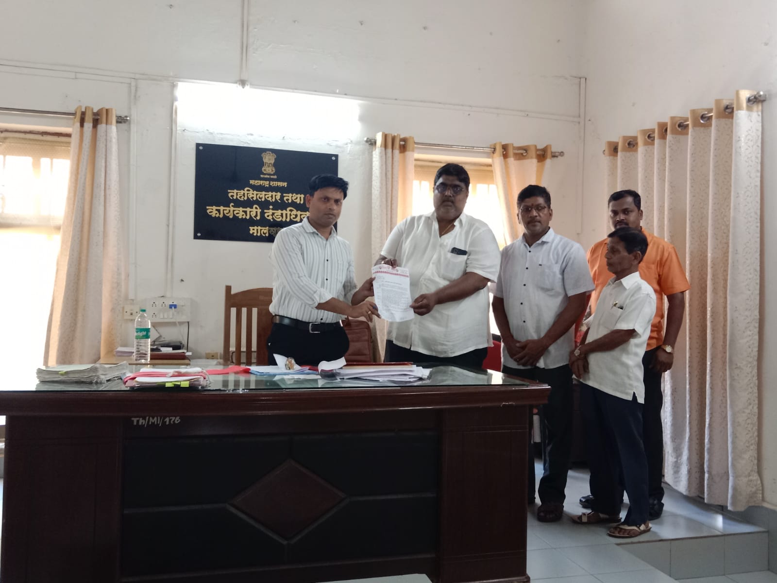 शिवसेना उध्दव बाळासाहेब ठाकरे आचरा विभाग पदाधिकाऱ्यांचे तहसीलदार यांना निवेदन
