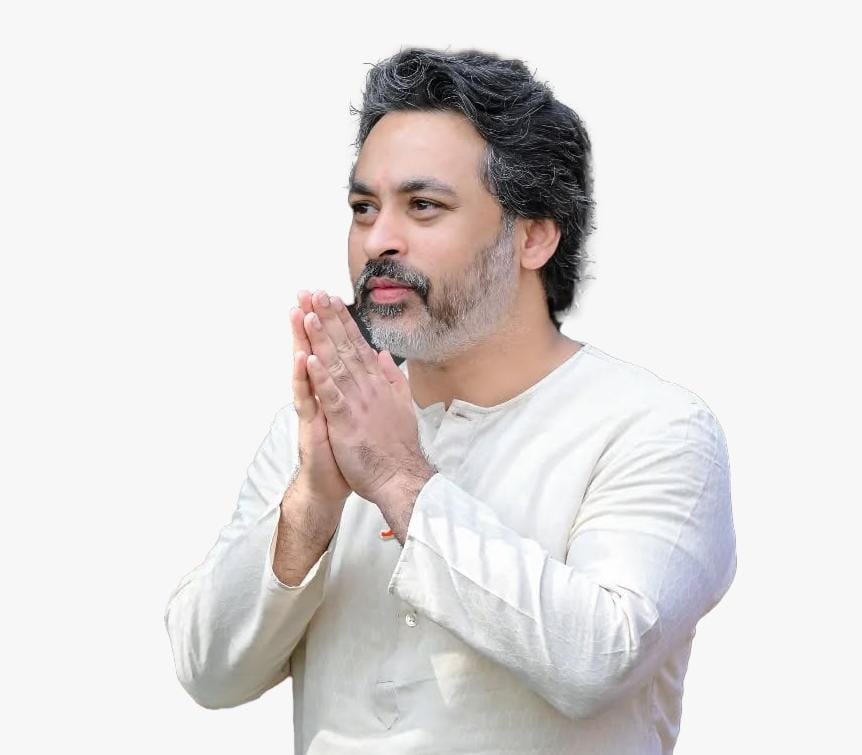 असामान्य कर्तृत्व असलेले चतुरस्त्र नेतृत्व...!