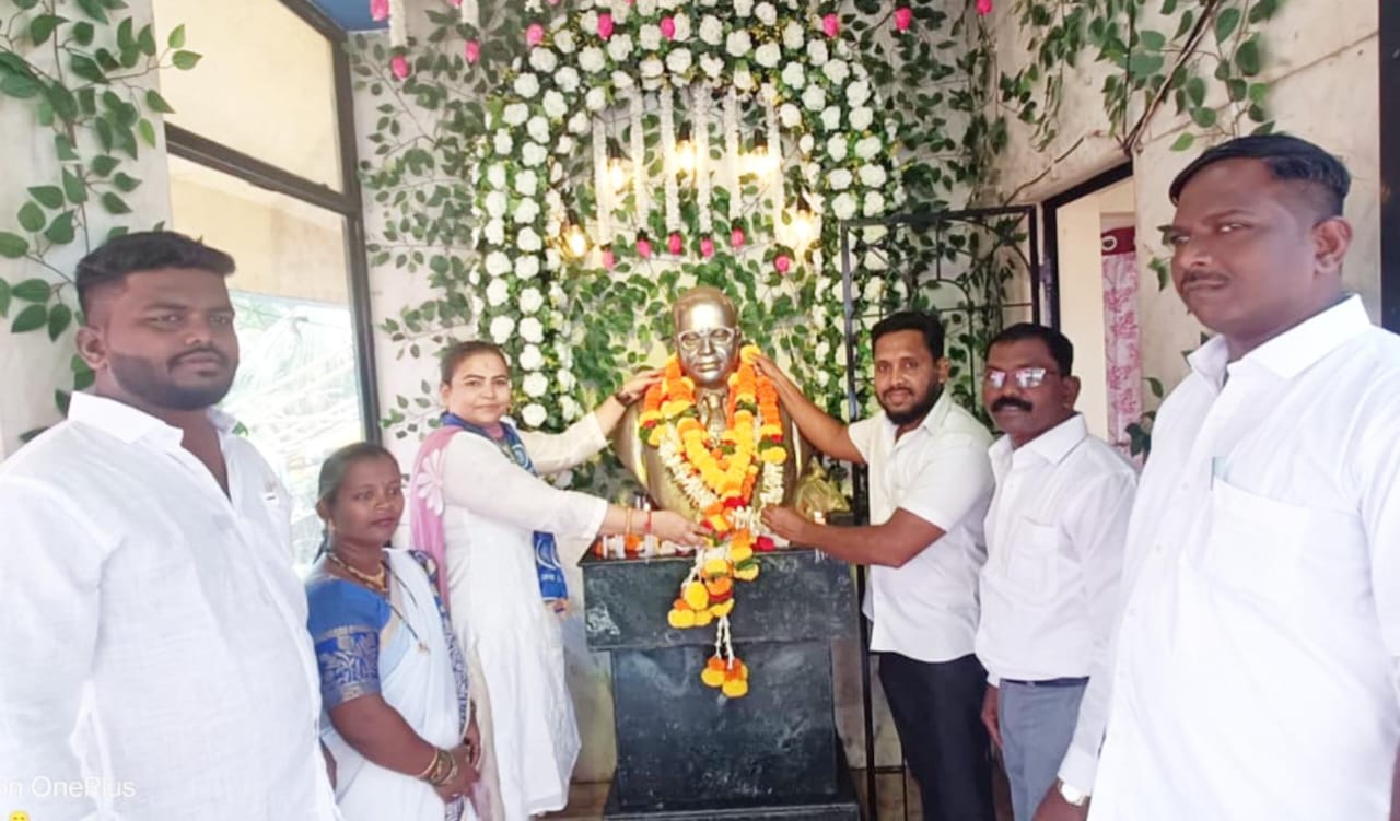 सामाजिक कार्यकर्त्या सौ. शिल्पा यतीन खोत व माजी बांधकाम सभापती यतीन खोत यांनी डॉ. बाबासाहेब आंबेडकर यांच्या पुतळ्याला पुष्पहार अर्पण करून अभिवादन केले.