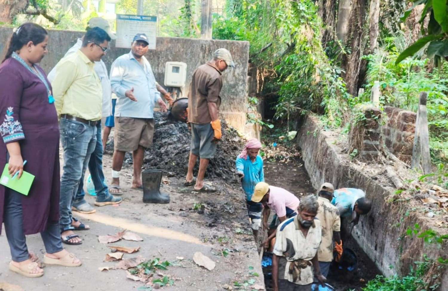 मालवण शहरात गटारे व व्हाळ्यांची साफसफाई सुरु