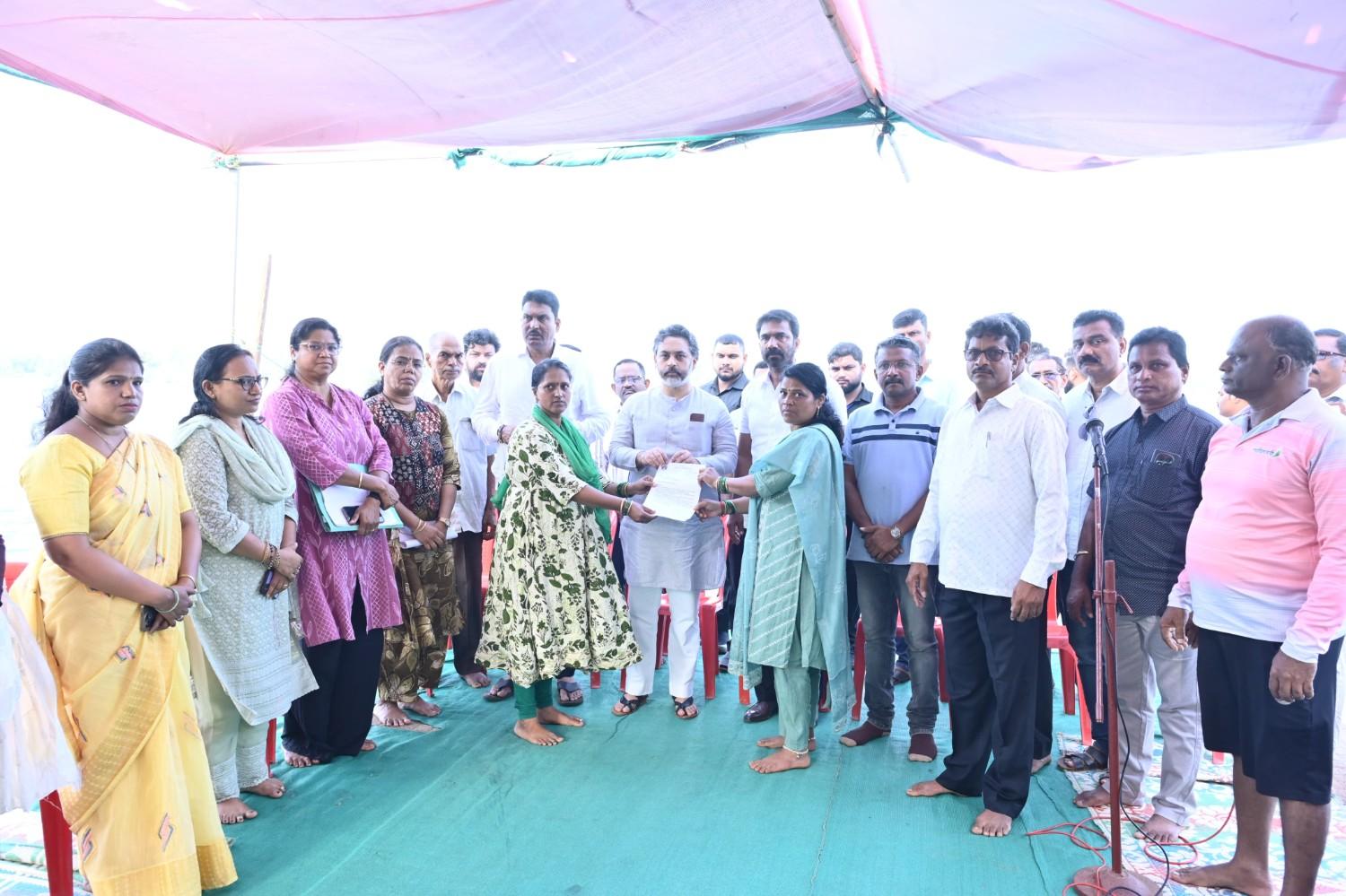 आमदार निलेश राणेंच्या आश्वासन नंतर तळाशील ग्रामस्थांचे आंदोलन स्थगित