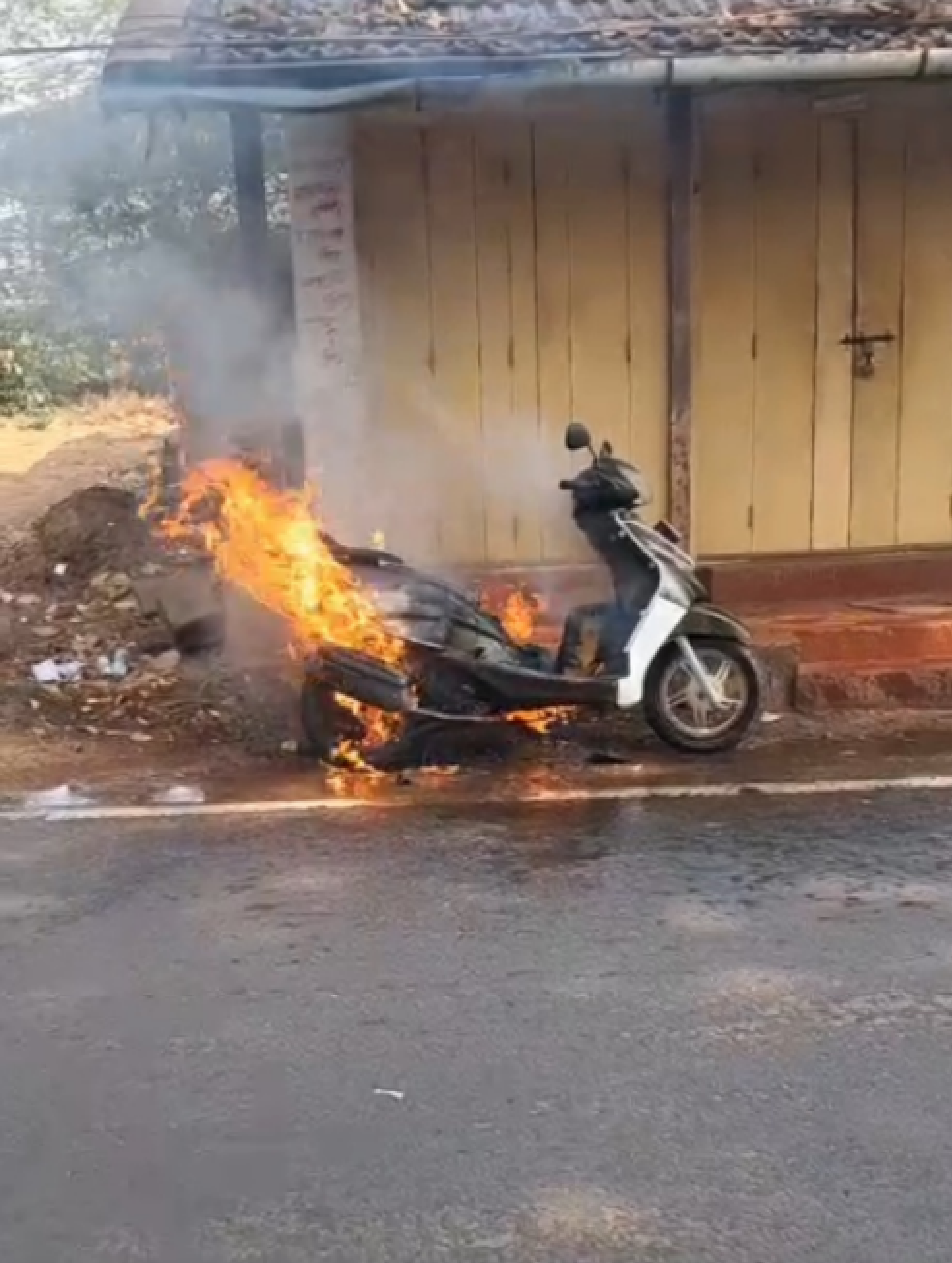 आगीत दुचाकी जळून खाक
