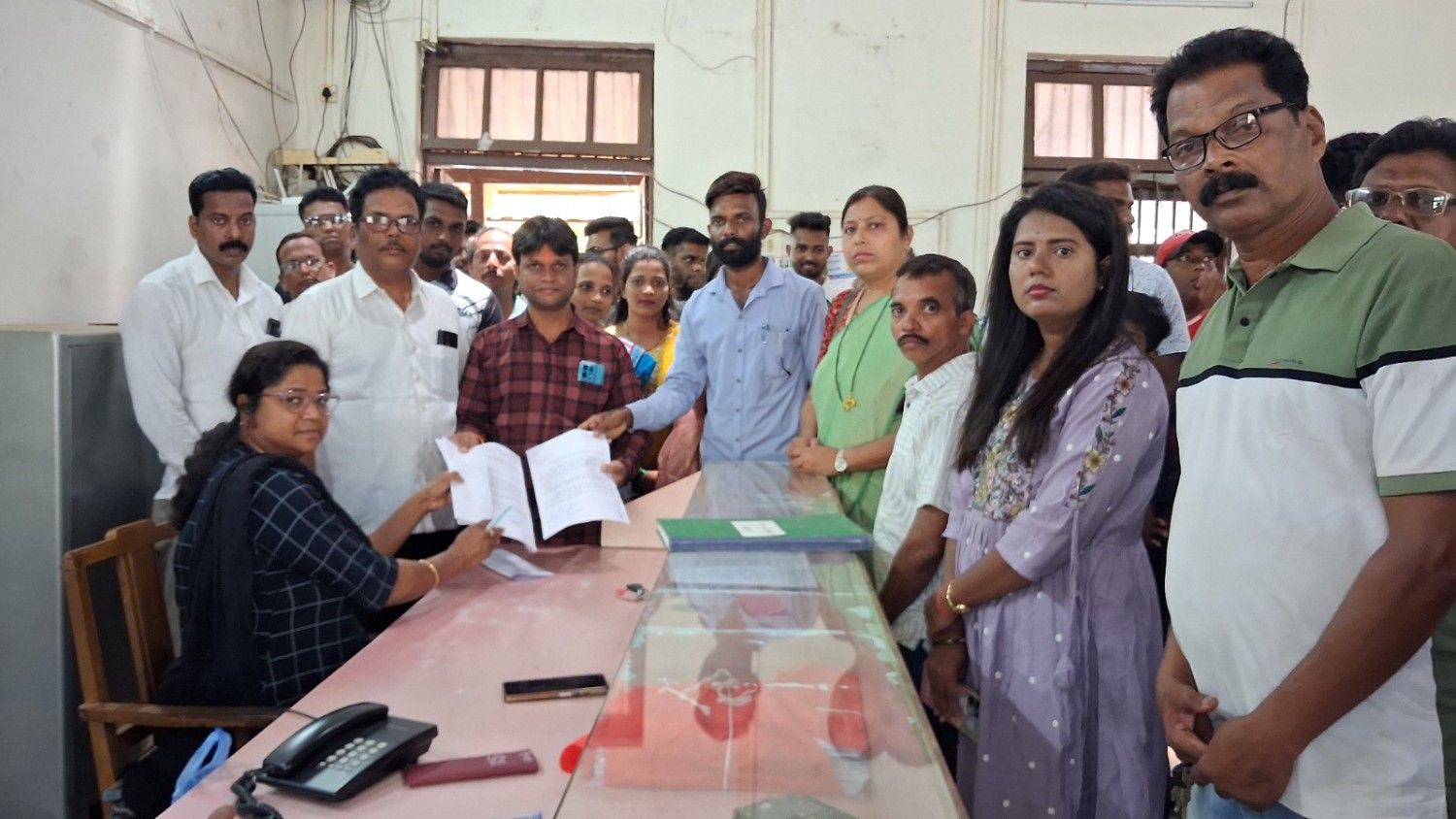 रेवंडी प्रवासी जेटी वरील बेकायदेशीर मासळी वाहतूक बंद करा..!
