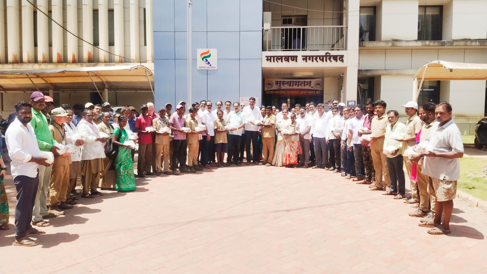 मालवण नगरपरिषद स्वच्छता व पाणीपुरवठा कर्मचारी यांना साखर वाटप