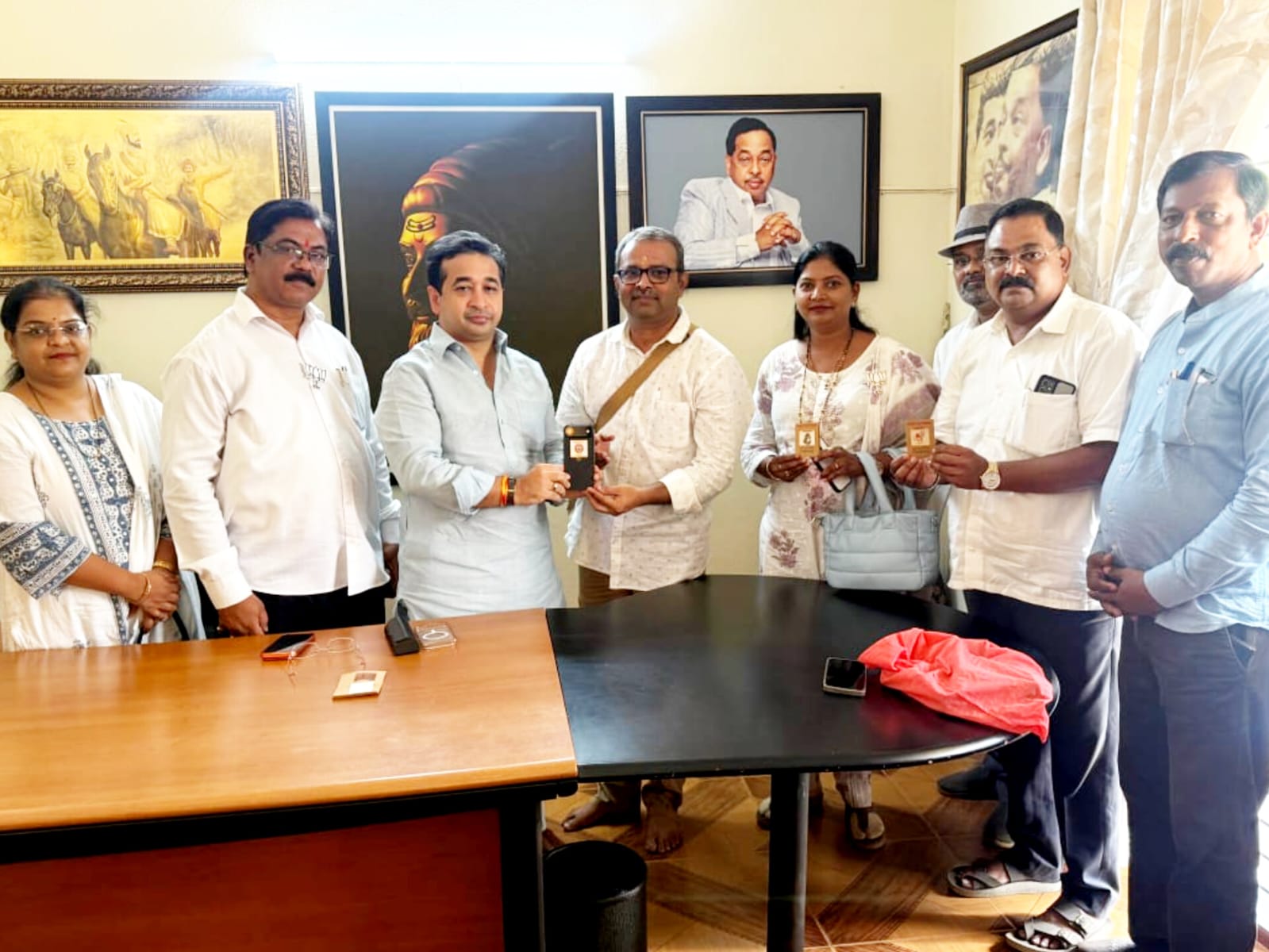 गोमयधारित अँटी रेडिशन चीपचे पालकमंत्री नितेश राणे यांच्या हस्ते अनावरण