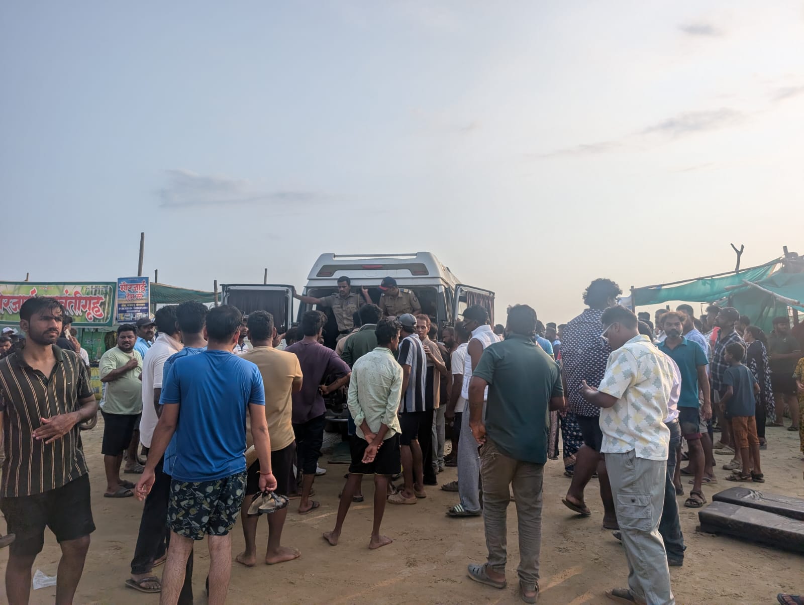 पर्यटकांकडून स्थानिकांना मारहाण !