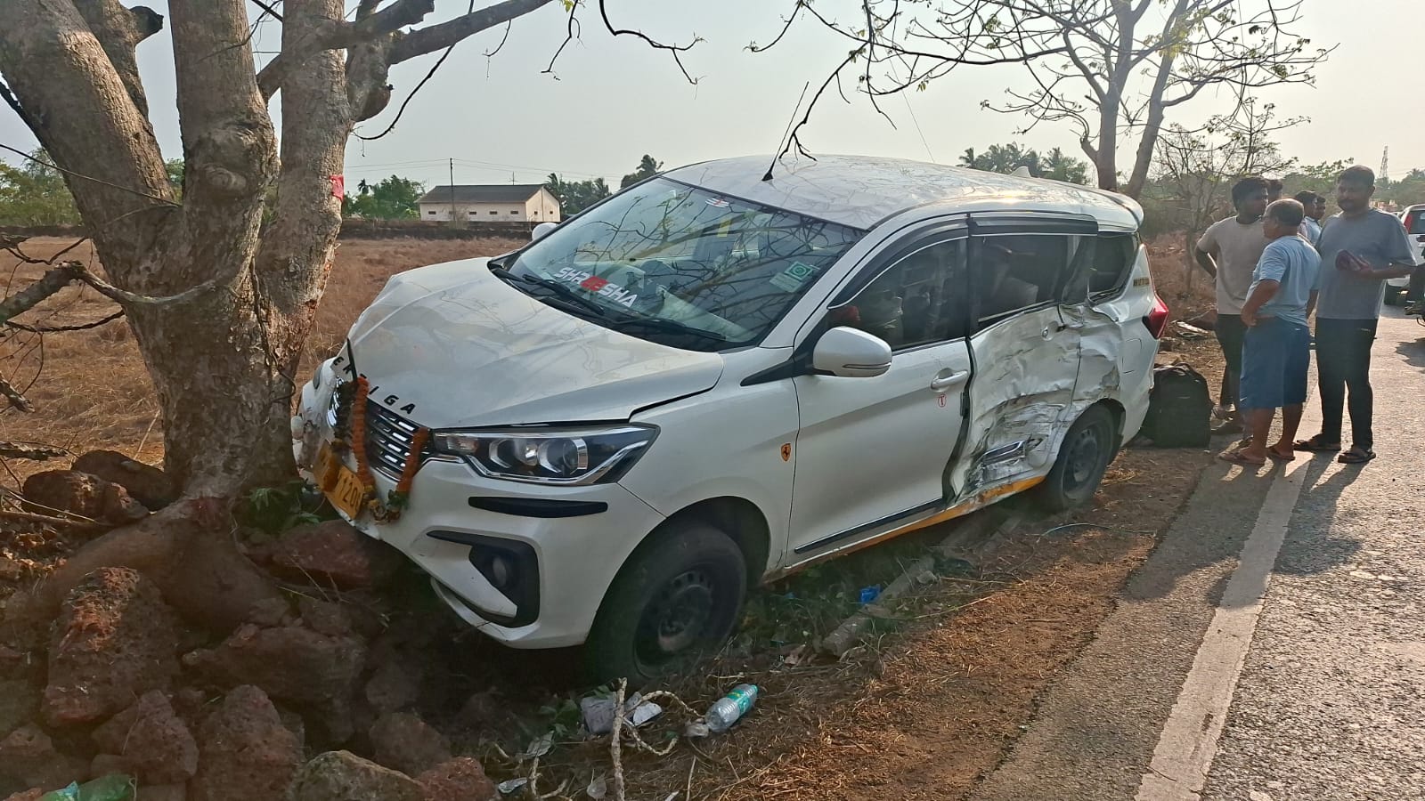 कुंभारमाठ येथे पर्यटकांच्या कारचा अपघात