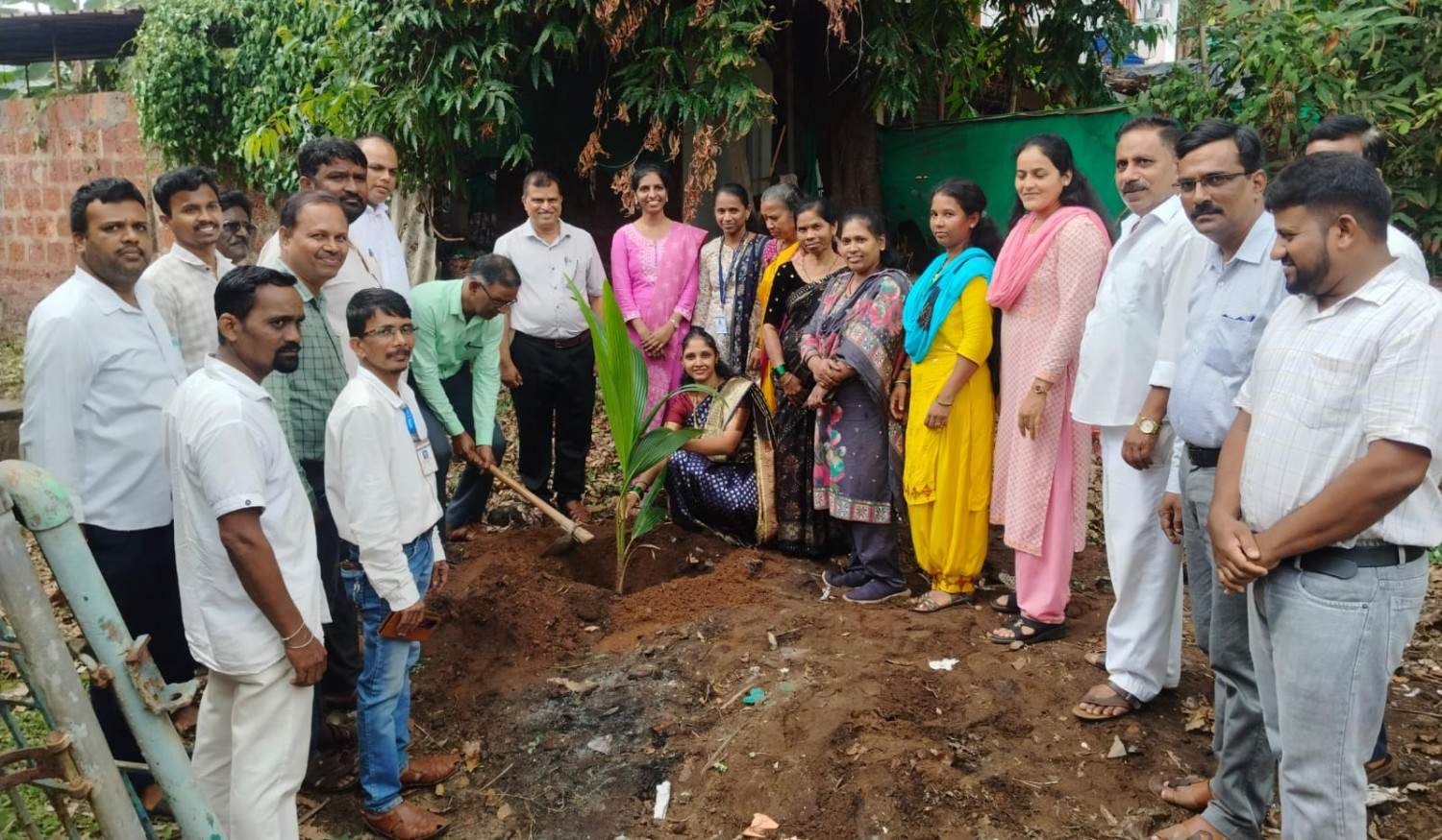 जागतिक पर्यावरण दिननित्ताने मालवण पंचायत समिती येथे वृक्षारोपण