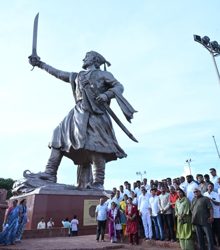 छत्रपती शिवाजी महाराज यांच्या चरणी आमदारकीचा पहिला निधी अर्पण