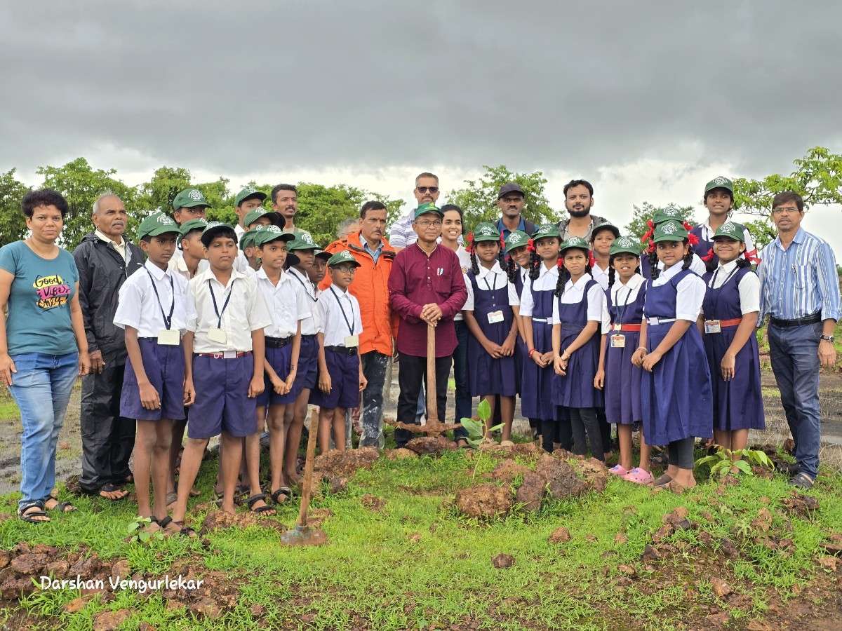 ओझर विद्यामंदिरच्या विद्यार्थ्यांनी अनोख्या पद्धतीने साजरी केली वटपौर्णिमा.. 