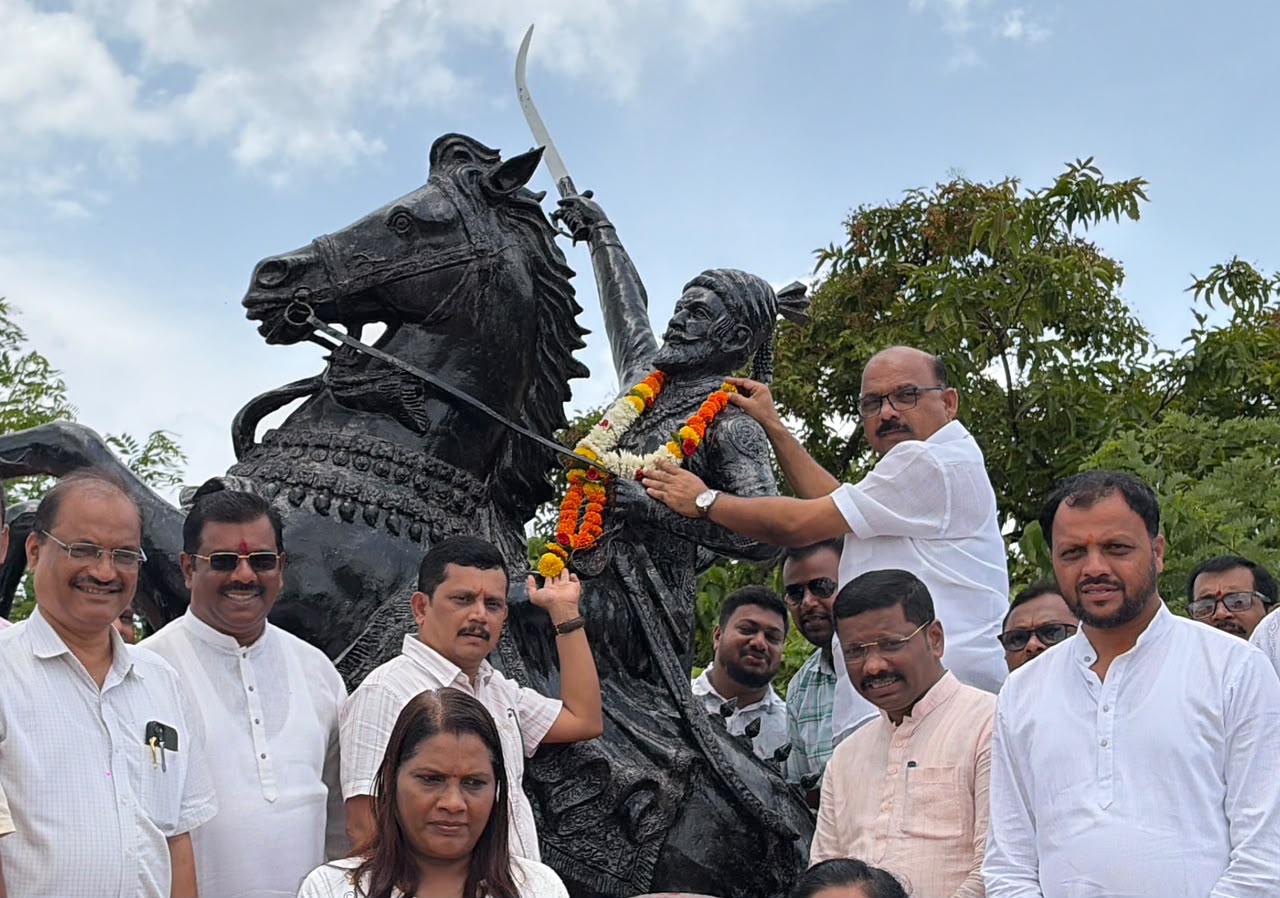 छत्रपती शिवाजी महाराजांच्या अश्वारूढ पुतळ्याला भाजपा जिल्हाध्यक्ष प्रभाकर सावंत पुष्पहार अर्पण करत झाले नतमस्तक