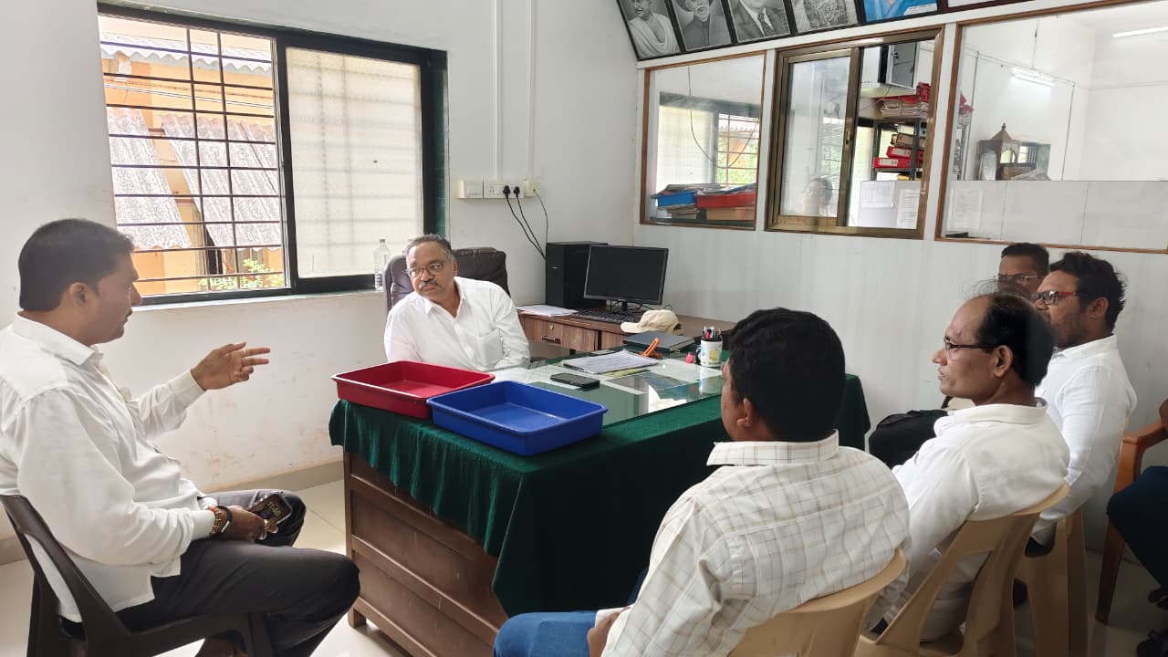 दांडी झालझूलवाडी येथील  वीज समस्या बाबत शिवसेना  जिल्हाप्रमुख दत्ता सामंत, नगरसेवक महेश कोयडे यांनी  घेतली वीज अधिकाऱ्यांची भेट..