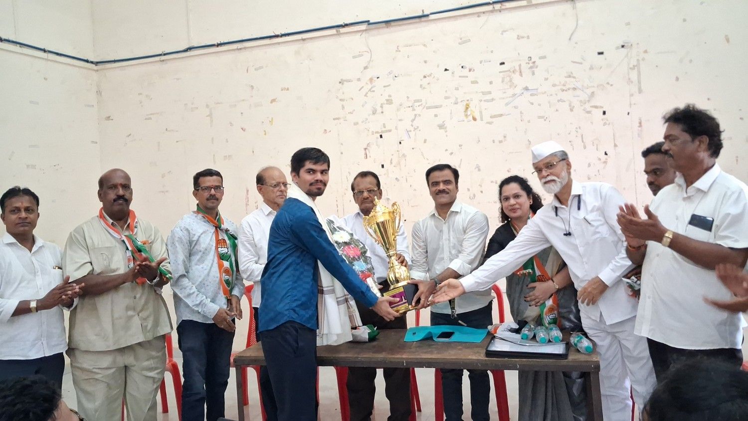 युवा राष्ट्रीय बुद्धिबळपटू बाळकृष्ण पेडणेकर यांचा जिल्हा काँग्रेस च्या वतीने सत्कार