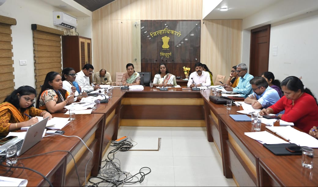 जिल्हाधिकारी तृप्ती धोडमिसे यांच्या अध्यक्षतेखाली महसूल अधिकाऱ्यांची आढावा बैठक संपन्न