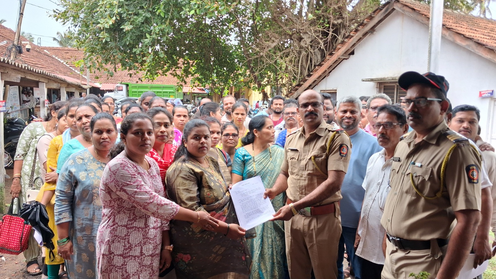 सोने तारण फसवणूक प्रकरणातील पीडितांची मालवण पोलीस ठाण्यात सामूहिक तक्रार