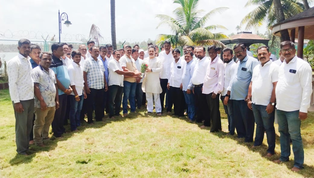 चिरेखाण व्यवसायिकांनी घेतली आमदार निलेश राणे यांची भेट...