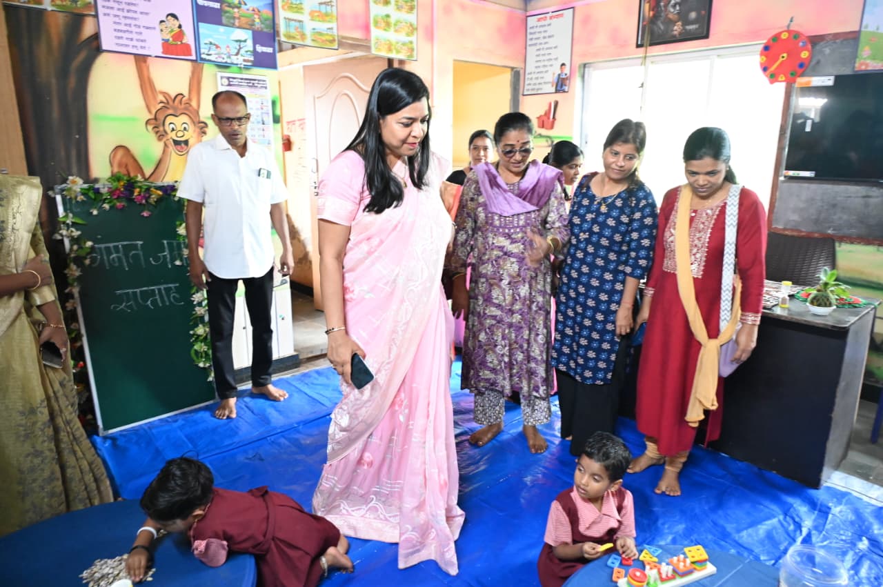 विभागीय आयुक्त रुबल अग्रवाल यांची ग्राम महसूल अधिकारी कार्यालय व अंगणवाडीला भेट