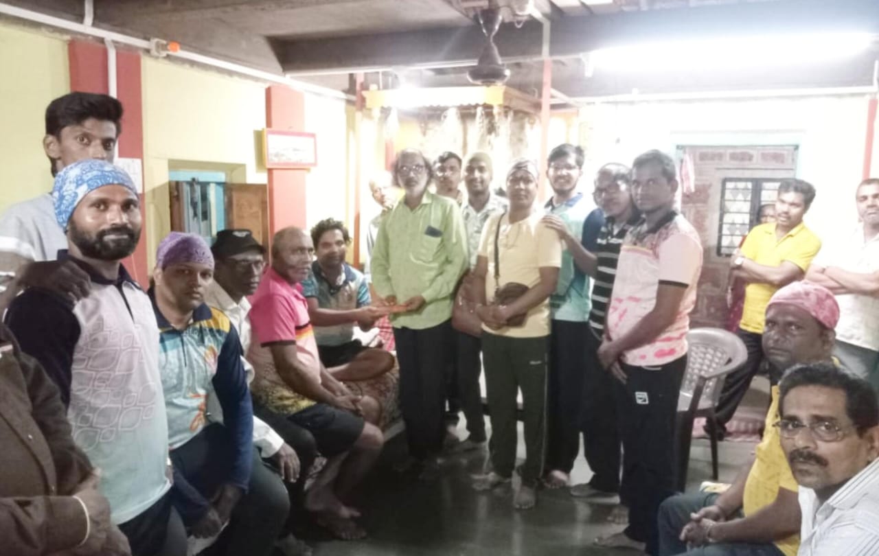 अपघातग्रस्त दशावतारी कलाकार भास्कर मेस्त्री व सत्यवान मेस्त्री यांना पारंपरिक दशावतार कलाकार बहुउद्देशीय  संघाकडून आर्थिक मदतीचा हात