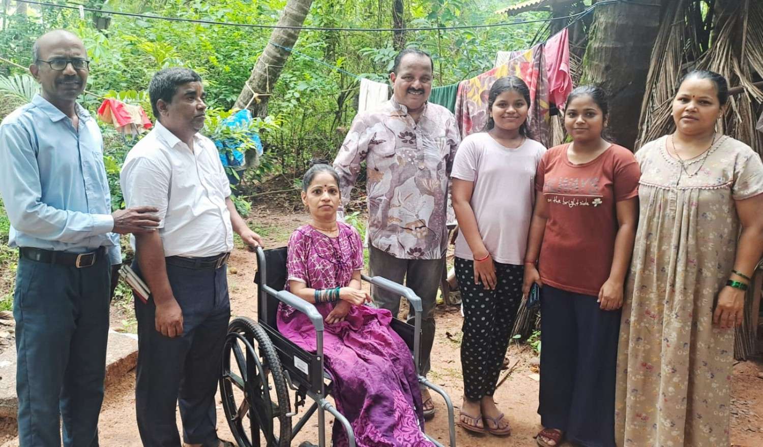दिव्यांग भगिनीला व्हीलचेअर प्रदान ;सामाजिक बांधिलकीचा सेवाभावी उपक्रम