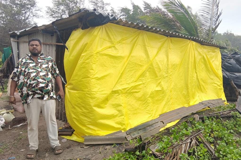 घराचे पत्रे उडालेल्या तारकर्ली येथील कुटुंबाला मनसे तालुकाध्यक्ष गॅरी अन्ननसिएशन यांच्याकडून मदतीचा हात