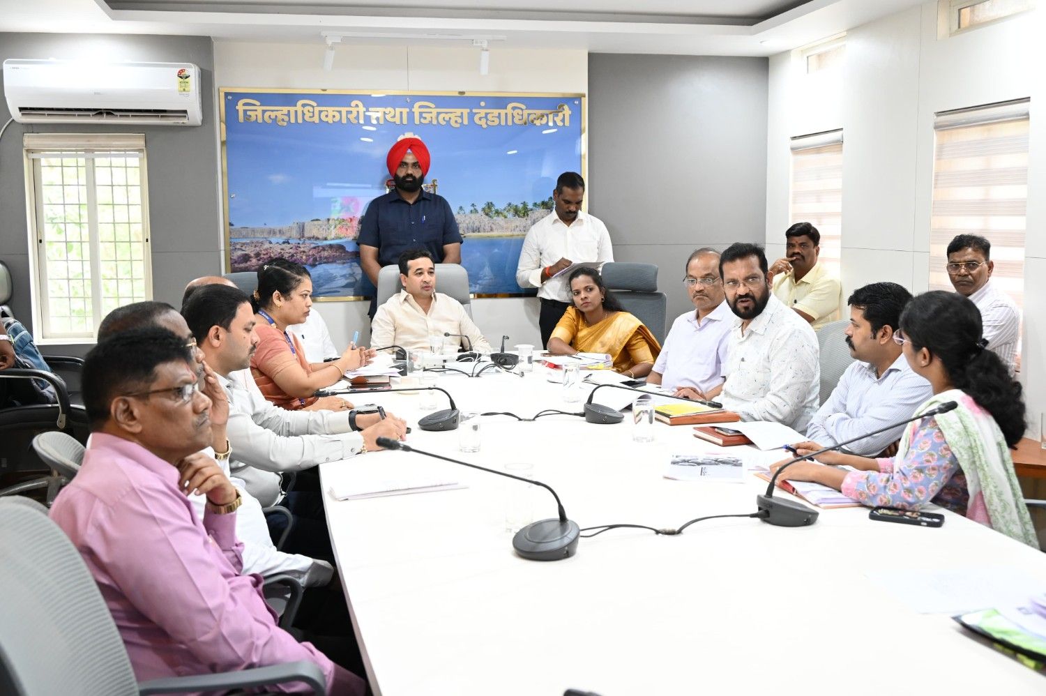पालकमंत्री नितेश राणे यांनी विविध विकासकामांचा घेतला सखोल आढावा