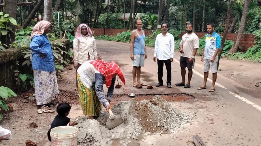 वायरी मुख्य मार्गांवरील धोकादायक खड्ड्याची दुरुस्ती.. 