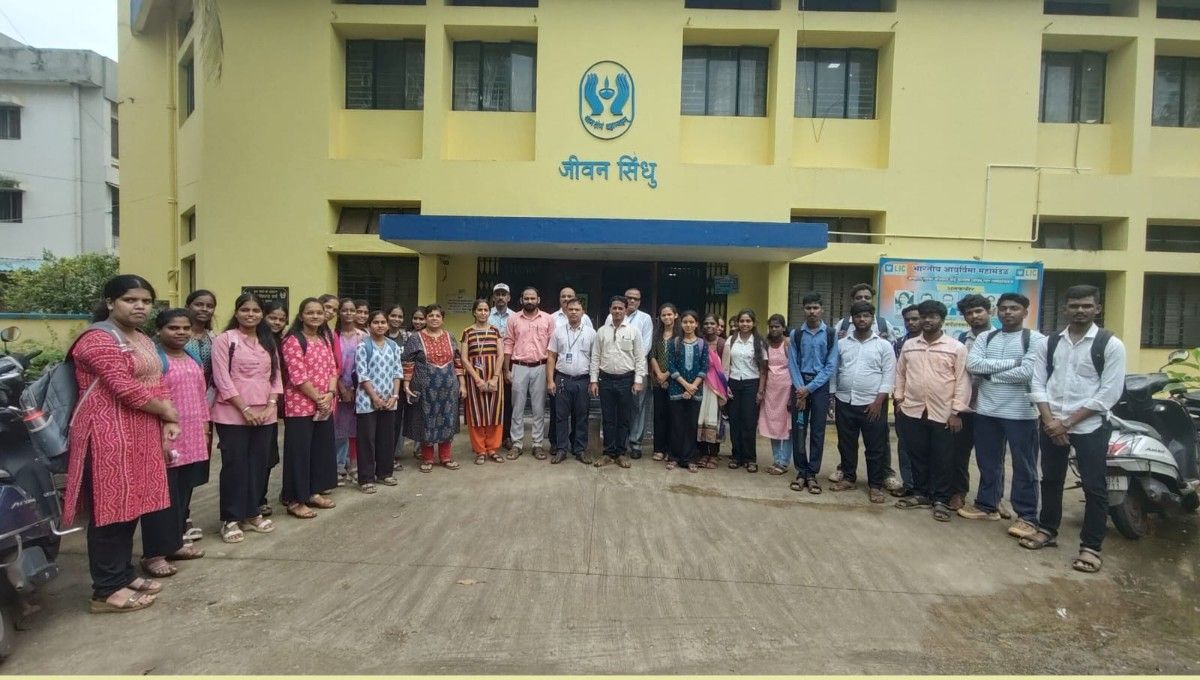 एलआयसी मालवण शाखेला सिंधुदुर्ग महाविद्यालयच्या विद्यार्थ्यांची क्षेत्रभेट..