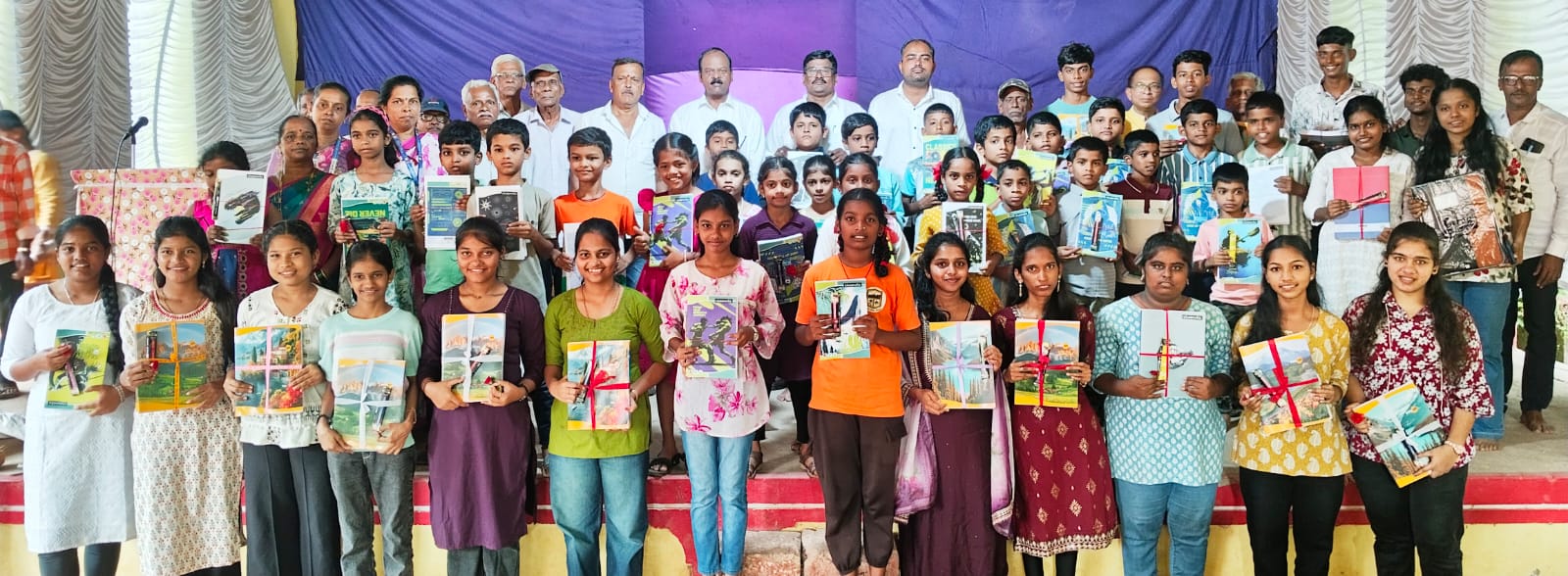हडी येथे ज्येष्ठ नागरिक सेवा संघातर्फे ७० गुणवंत विद्यार्थ्यांचा गौरव.