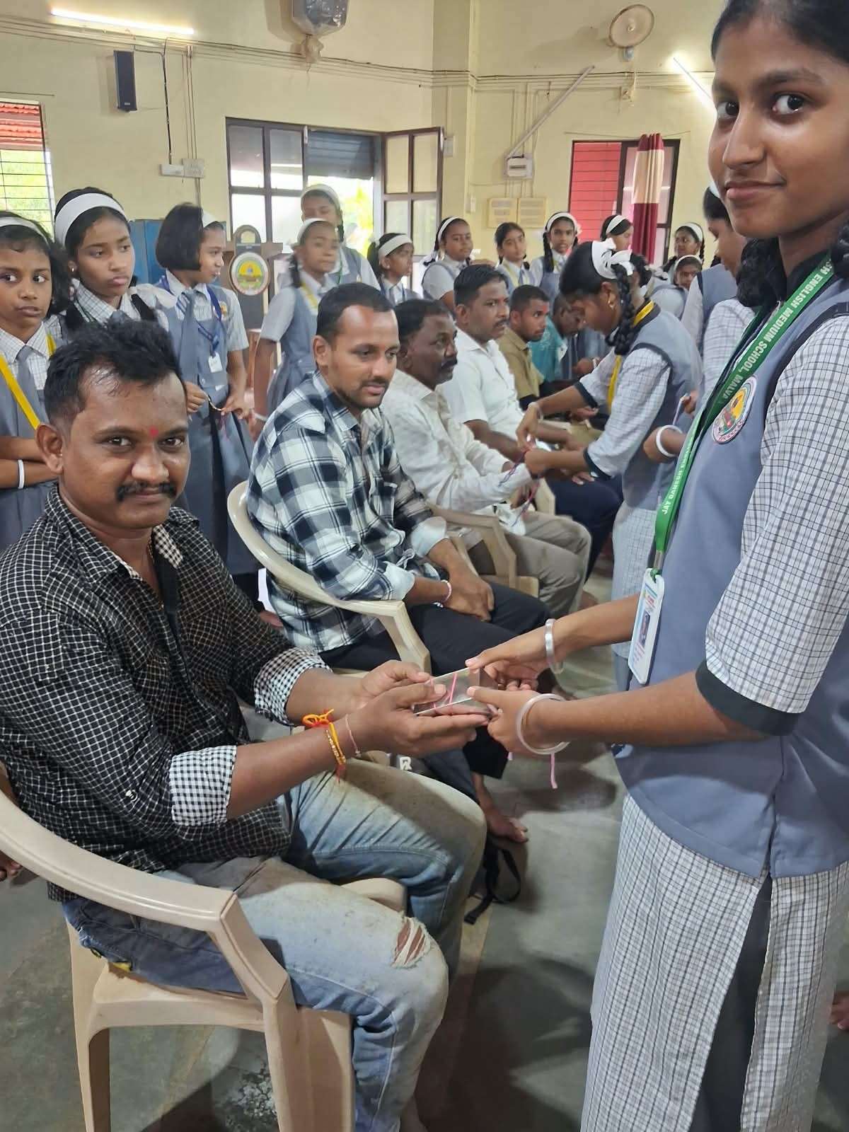 जय गणेश इंग्लिश स्कूलमध्ये सफाई कर्मचाऱ्यांना 'राखी बंध’
