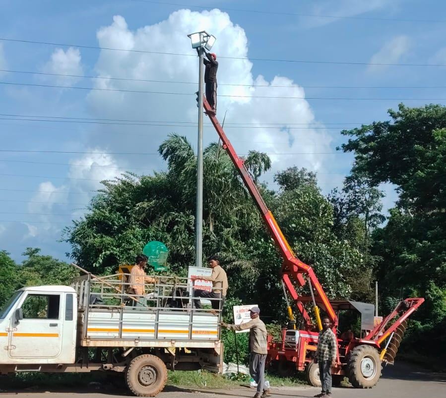 हळवल फाट्यावरील अपघाती वळण अखेर हायमास्टने उजळले