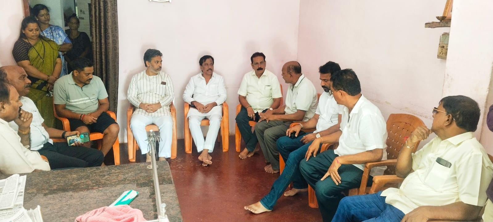 आमदार निलेश राणेंकडून कै. सरोज परब यांच्या कुटुंबियांचे सांत्वन!