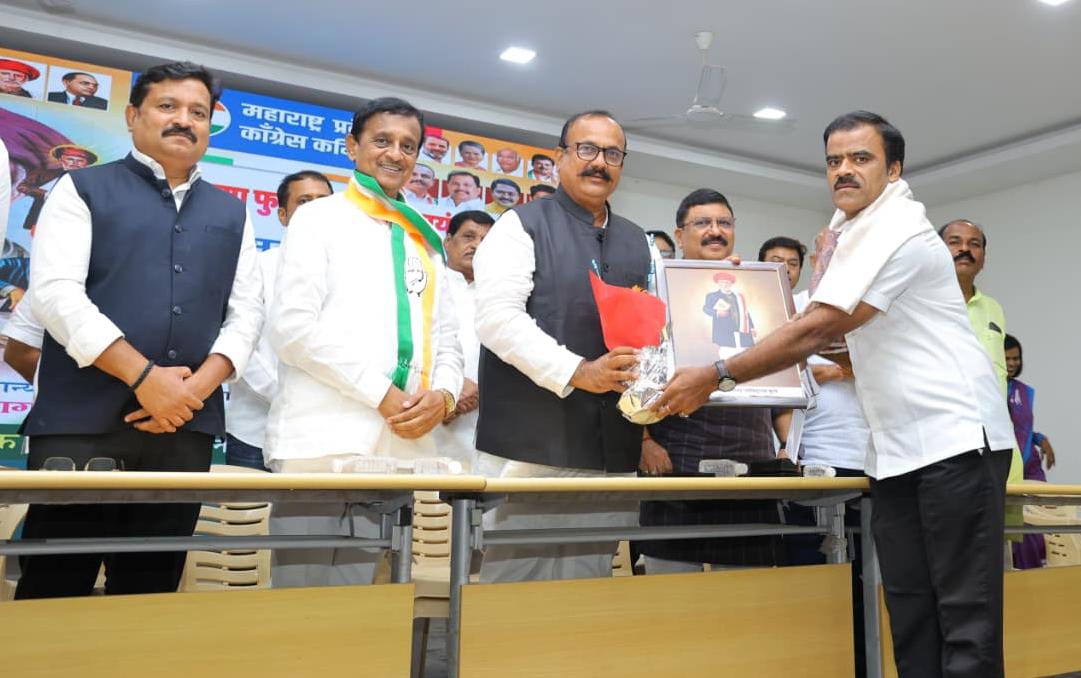 काँग्रेस जिल्हाध्यक्ष अरविंद मोडकर यांचा प्रदेश काँग्रेस अध्यक्ष हर्षवर्धन सपकाळ यांच्या हस्ते सत्कार