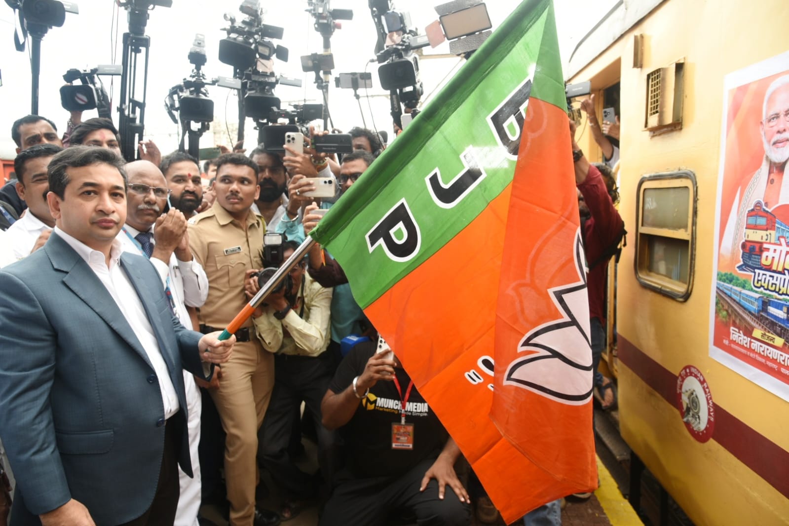 #Modi #Express मंत्री नितेश राणे यांच्या माध्यमातून सोडलेली पहिली मोदी एक्सप्रेस सिंधुदुर्गाच्या दिशेने रवाना..