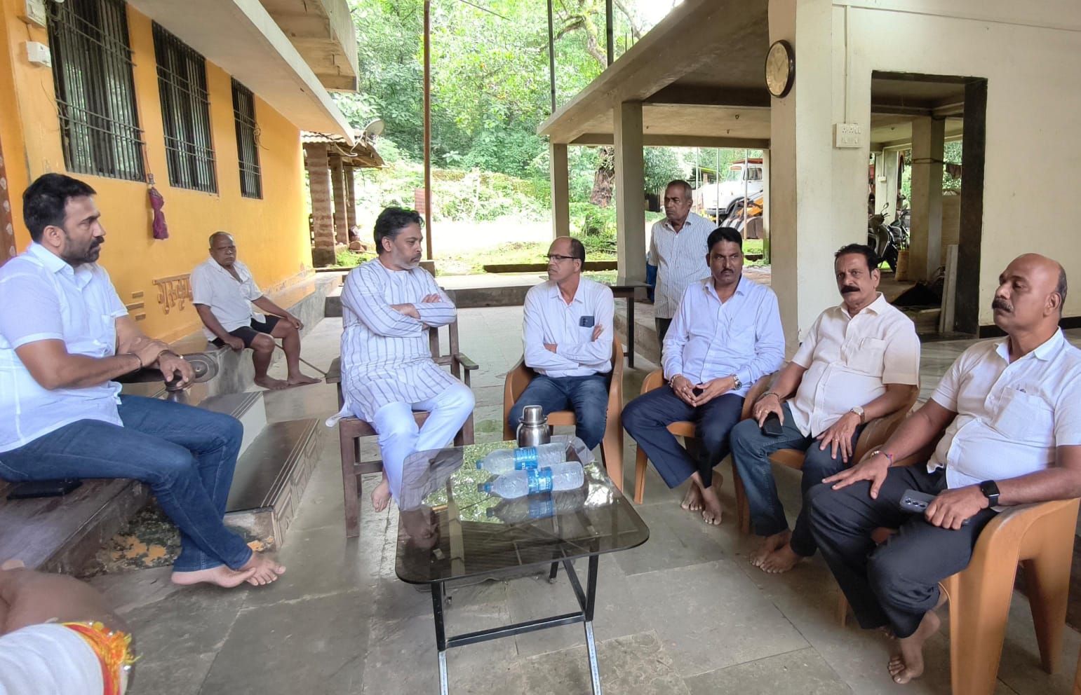 आमदार निलेश राणे यांनी परुळेकर कुटुंबियांचे केले सांत्वन